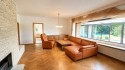 geräumiges Wohnzimmer mit Kamin und Zugang zum Wintergarten sowie zum Gartenbereich