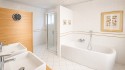 Duschbad mit komfortabler Ausstattung, Badewanne und Infrarotkabine