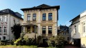 Frontalansicht des zeitgenössischen Mehrfamilienhauses
