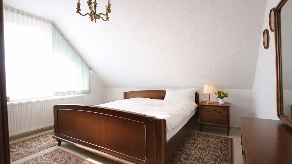 Renovierte 3-Zimmer-Dachgeschosswohnung mit Balkon in zentrumsnaher Lage in Bad Zwischenahn - Photo 4