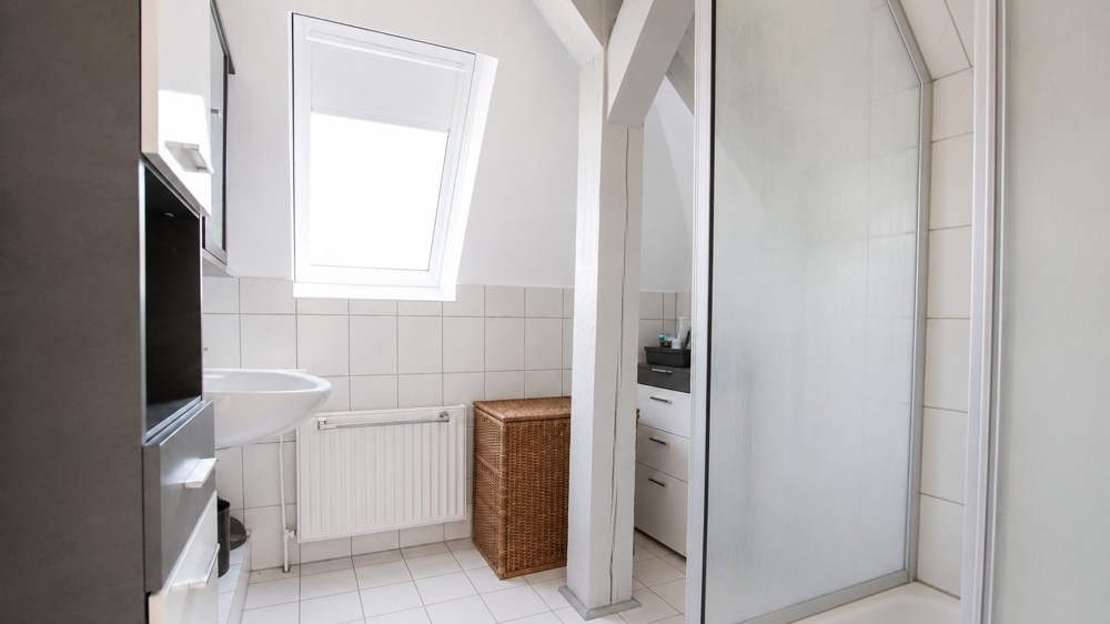 Großzügige Wohnung über zwei Ebenen mit Dachterrasse und Garten in Bad Zwischenahn - Photo 4