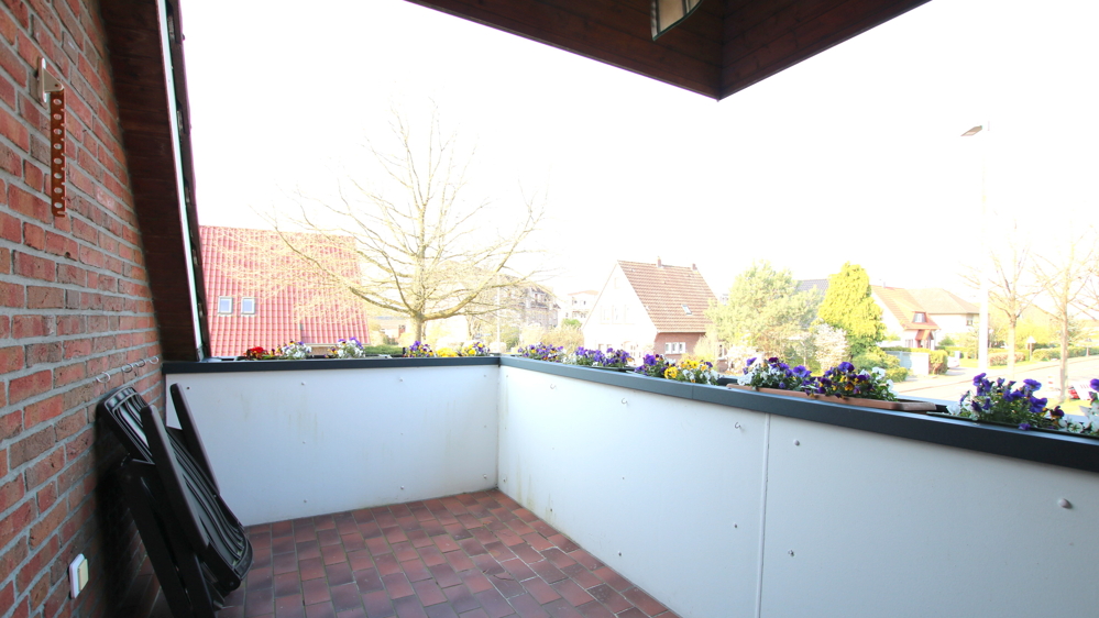 Renovierte 3-Zimmer-Dachgeschosswohnung mit Balkon in zentrumsnaher Lage in Bad Zwischenahn - Photo 1